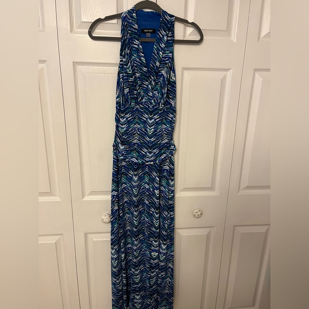 Nine West size 8 dress hits mid-calf